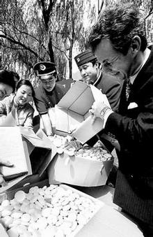 肥皂头赠给免费公厕(图)