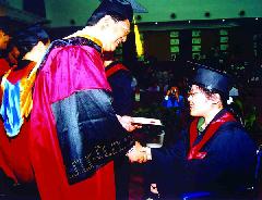 轮椅少女大学毕业--残疾学生将保送研究生