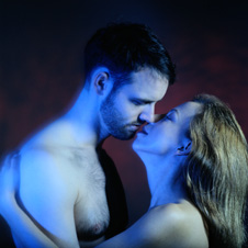 �ں�̲��͵�����µ�Ů��(ͼ)