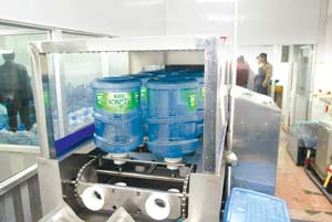 ���ü�����Ͱװˮ��������ͼ//