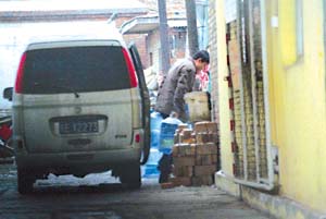 ���ü�����Ͱװˮ��������ͼ//