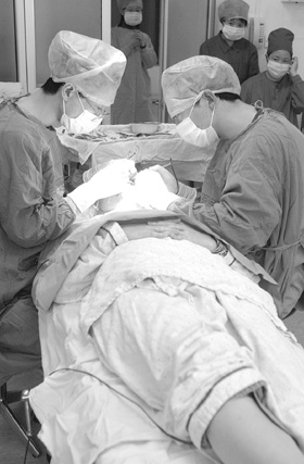 ������ʾ��ҽ�����������¶���ҽ������������������ҽԺ/�̱����߳�ΰ/��J102/�߶�ҽѧ�˲�����/��������һ���Ŷ�/����ҽʦ������Ծ/��ע��ҵ�����ͷ�