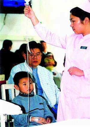 ���Ⱦ�����Һ��Ӧ(ͼ)/[��ͨ��ð������Һ]/[ע����Һ���۸���ڳɱ����ܰ��ذ�ȫ����]/[�����ǰӦ��ʳ]/[��Һ�ٶȲ�������]/