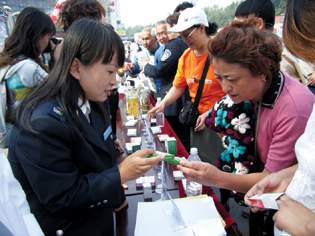 �������ķ��� ��˵�ҵ�ǣ�ҡ���������ʡʳƷҩƷ��ȫ�����չ��������᳡����                     