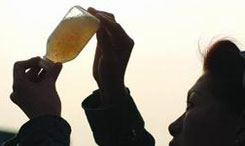 ¡��Ů��ʹ������������ˮ���� ��ȡ���ٱ�ƭ