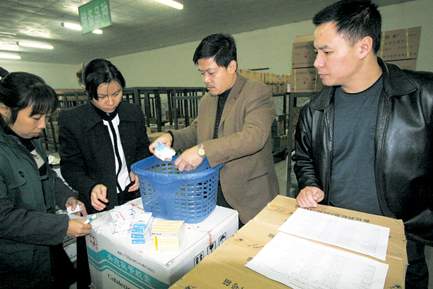 �ӹ���װ���ġ���Կ�ס���������ҩƷ��⳵�����������м�Ӱ                    