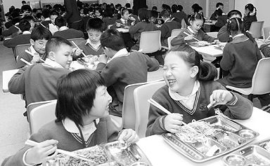  �й�ѧ��Ӫ���գ�ѧ���������ܳԺ�Ӫ����