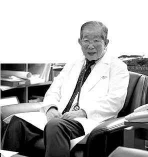 百岁医生总是笑脸相迎(长寿明星)