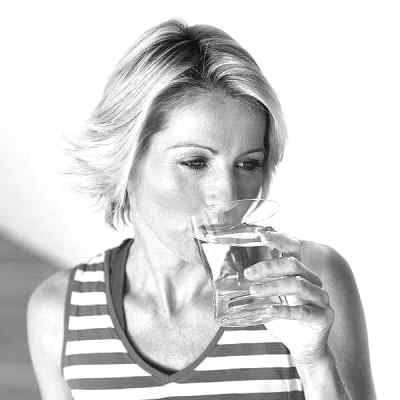 嗓子哑喝水最管用(细心呵护)