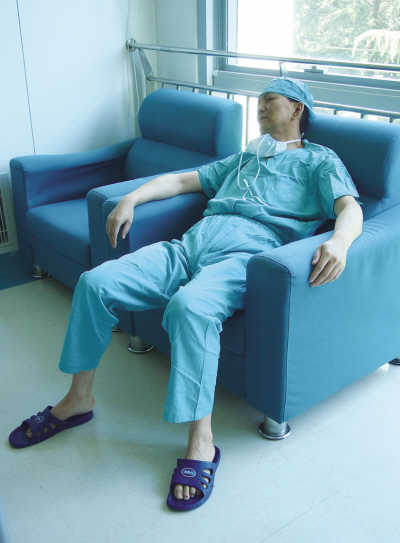 手术室里的刀尖生活(记者体验)