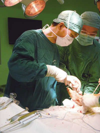 手术室里的刀尖生活(记者体验)