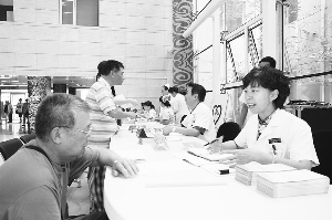 ��ע�ҹ��ٴ�ҩʦ�Ʒ�չ�е�ƿ��