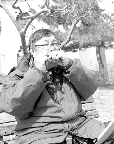 口琴吹出的快乐(阳光老人)