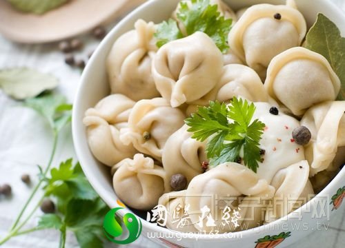 饺子原名＂娇耳＂由医圣张仲景首先发明
