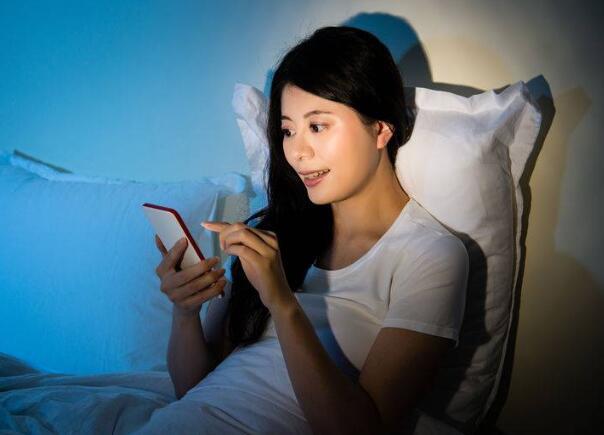过了12点才睡觉？5个伤害，恐怕伤害不轻，看完你还敢熬夜吗