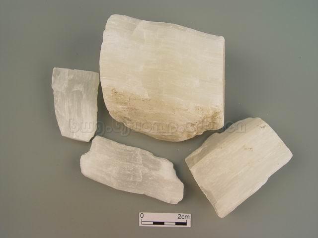  硫酸盐类石膏族矿物石膏,主含含水硫酸钙(CaSO4.2H2O)，采挖后，除去泥沙及杂石/细理石/软石膏/白虎/Gypsum Fibrosum/Gypsum/生石膏/煅石膏粉 