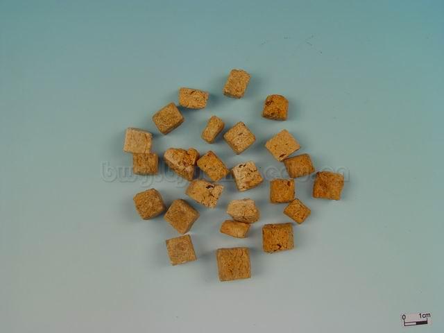  为辣蓼/青蒿/杏仁等药加入面粉或麸皮混合后，经发酵而成的曲剂/六神曲/Massa Fermentata/神曲/六神曲/焦神曲 