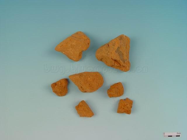  为久经柴草熏烧而结成的灶心土块/灶心土/灶中黄土/釜下土/灶中土/Terra Frava Usta/Terra flava usta/伏龙肝 